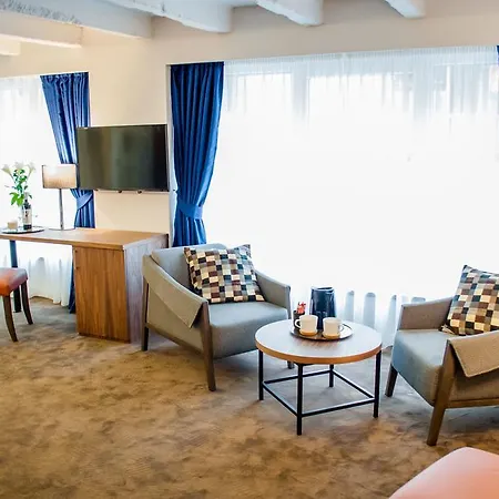 Nomad Luxury Πανσιόν 4*