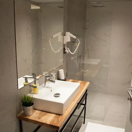 Nomad Luxury Πανσιόν