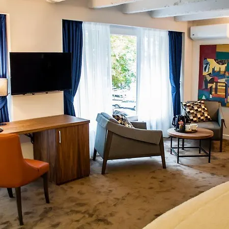 Nomad Luxury Πανσιόν 4*