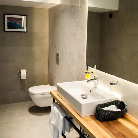 Πανσιόν Nomad Luxury 4*