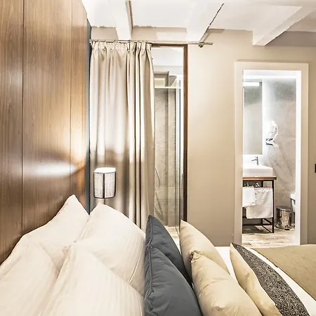 Nomad Luxury بيت ضيافة